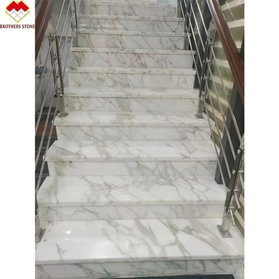 Scala in marmo bianco personalizzata con disegni di risalita ringhiera di vetro a spirale