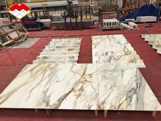 Barricata per le scale interne della villa realizzata in pietra di marmo naturale e gradini d'oro di Calacatta