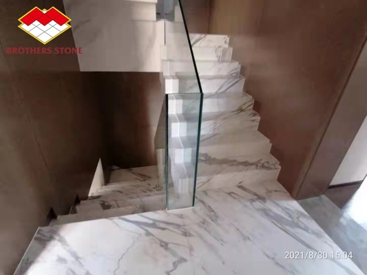Barricata per le scale interne della villa realizzata in pietra di marmo naturale e gradini d'oro di Calacatta