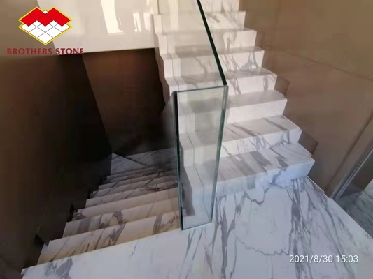 Barricata per le scale interne della villa realizzata in pietra di marmo naturale e gradini d'oro di Calacatta