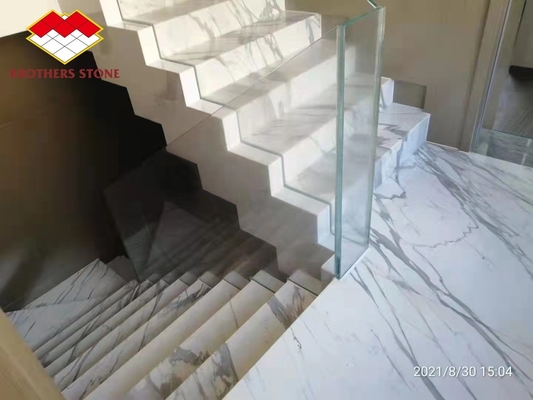 Barricata per le scale interne della villa realizzata in pietra di marmo naturale e gradini d'oro di Calacatta