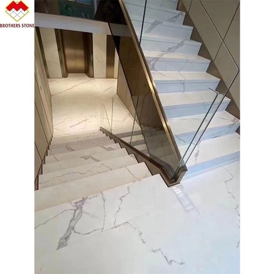 Disegno europeo Granelli bianchi grigi Scale in marmo intagliata Tracciati e rialzatori Stile moderno Scale decorativa interna in acciaio rettangolare