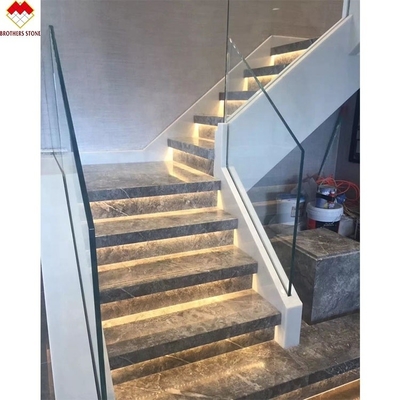 Disegno europeo Granelli bianchi grigi Scale in marmo intagliata Tracciati e rialzatori Stile moderno Scale decorativa interna in acciaio rettangolare