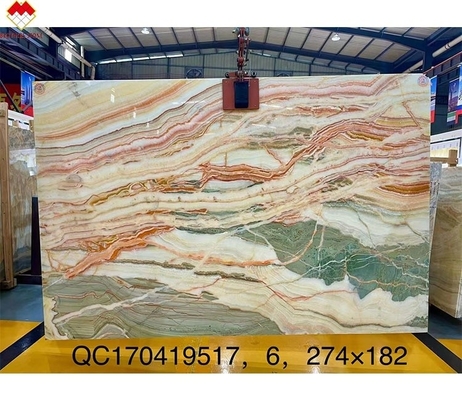 Finitura superficiale affinata e lucidata Lastra di onice arcobaleno traslucido per pannelli a parete colorati