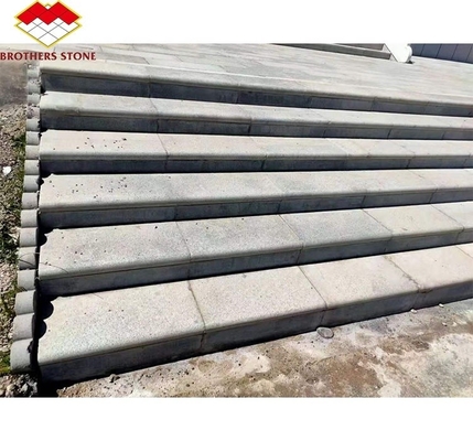 Slab di granito bianco tagliato su misura con design moderno e gradini di granito in fiamme