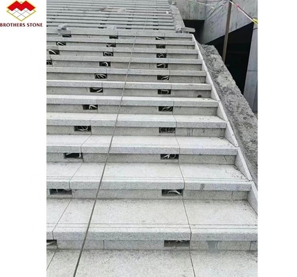 Granito cinese di lusso Granito bianco in alluminio tagliato su misura lastre di fiamme per pavimenti scale