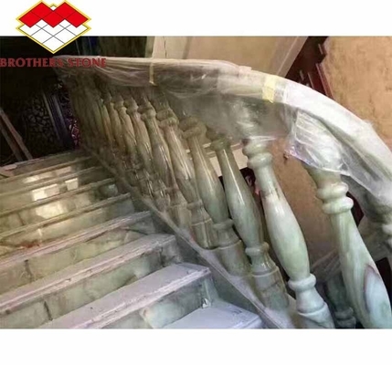 Maniglia in marmo di onice bianco e verde per scala Colonna di balaustrade lucide moderne