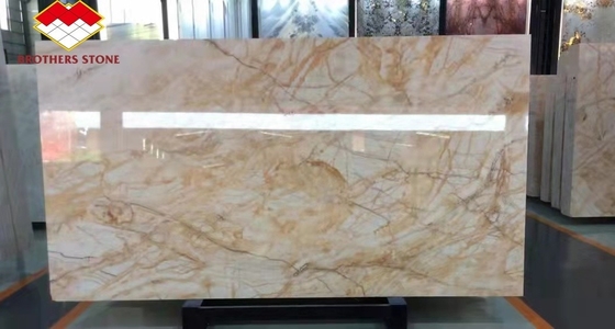 Al dettaglio vene d'oro retroilluminate onice spider bianco traslucido grani d'oro giada onyx pietra