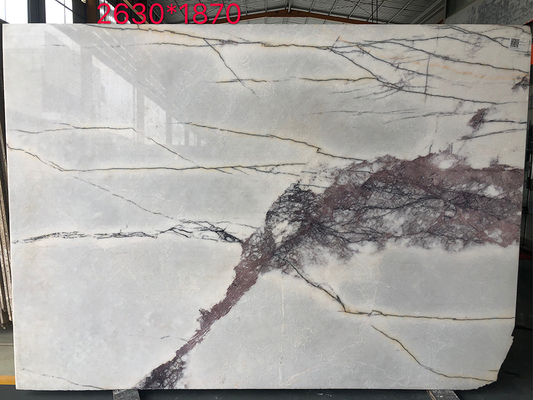 Le linee disordinate lastra della pietra del Hoar piastrella il marmo bianco del pavimento della parete con la vena grigia