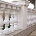 balaustra di marmo bianca all'aperto dell'inferriata della scala, balaustra esterna della scala
