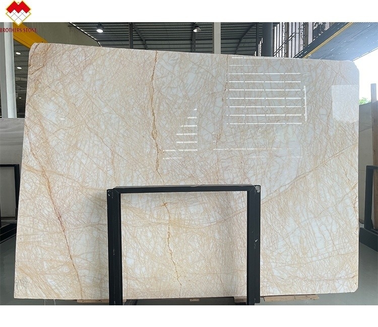 La lastra di marmo dorato lucidato è ideale per il moderno design grafico dei pavimenti delle ville.
