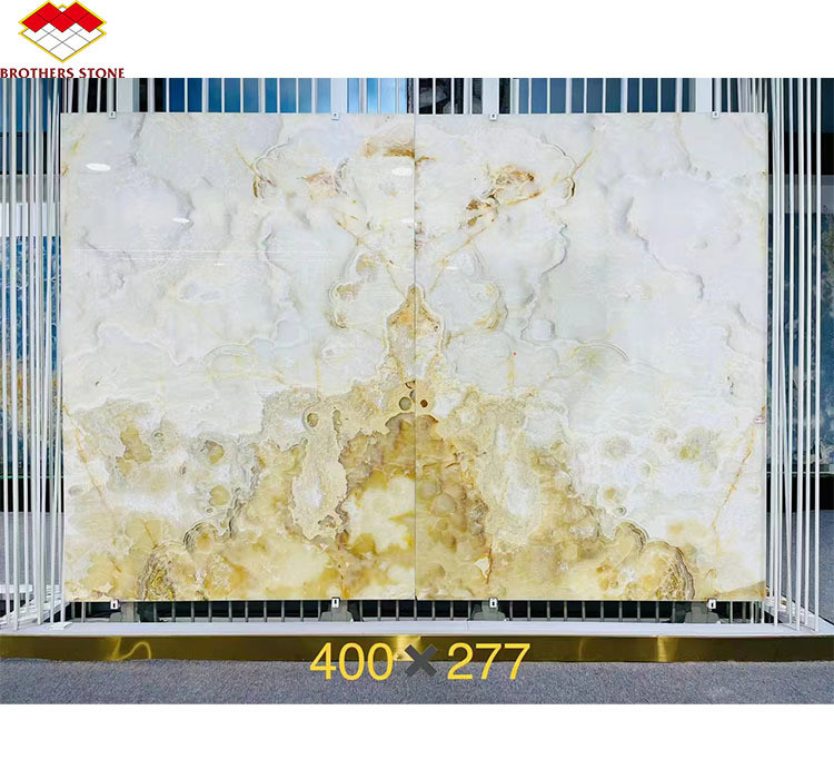 Tavola di marmo in onice bianco trasparente di lusso lucidato tagliato su misura per il pannello d'arte murale della villa