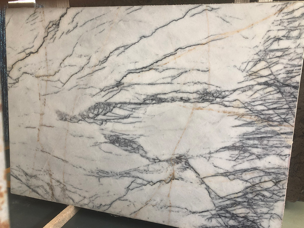 Le linee disordinate lastra della pietra del Hoar piastrella il marmo bianco del pavimento della parete con la vena grigia
